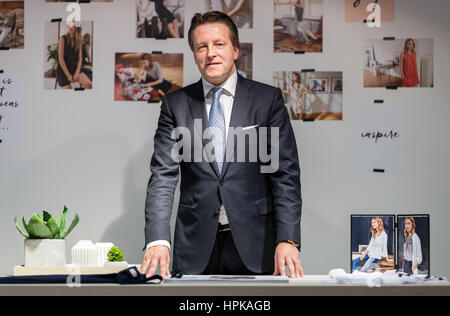 Halle, Germania. Il 23 febbraio, 2017. Ralf Weber, CEO di Gerry Weber International AG, pone al bilancio conferenza stampa sulla 2015/2016 business figure a Halle, Germania, 23 febbraio 2017. Foto: Guido Kirchner/dpa/Alamy Live News Foto Stock