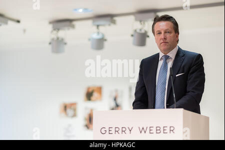 Halle, Germania. Il 23 febbraio, 2017. Ralf Weber, CEO di Gerry Weber International AG, parla al bilancio conferenza stampa sulla 2015/2016 business figure a Halle, Germania, 23 febbraio 2017. Foto: Guido Kirchner/dpa/Alamy Live News Foto Stock