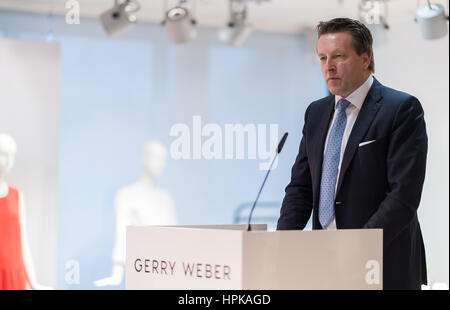 Halle, Germania. Il 23 febbraio, 2017. Ralf Weber, CEO di Gerry Weber International AG, parla del 2015/2016 business figure al bilancio conferenza stampa a Halle, Germania, 23 febbraio 2017. Foto: Guido Kirchner/dpa/Alamy Live News Foto Stock