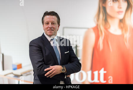 Halle, Germania. Il 23 febbraio, 2017. Ralf Weber, CEO di Gerry Weber International AG, pone al bilancio conferenza stampa sulla 2015/2016 business figure a Halle, Germania, 23 febbraio 2017. Foto: Guido Kirchner/dpa/Alamy Live News Foto Stock