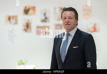 Halle, Germania. Il 23 febbraio, 2017. Ralf Weber, CEO di Gerry Weber International AG, pone al bilancio conferenza stampa sulla 2015/2016 business figure a Halle, Germania, 23 febbraio 2017. Foto: Guido Kirchner/dpa/Alamy Live News Foto Stock