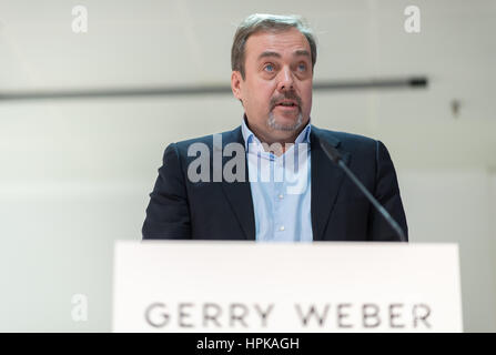 Halle, Germania. Il 23 febbraio, 2017. Norbert Steinke, Chief Retail Officer presso Gerry Weber International AG, parla al bilancio conferenza stampa sulla 2015/2016 business figure a Halle, Germania, 23 febbraio 2017. Foto: Guido Kirchner/dpa/Alamy Live News Foto Stock