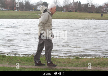 Il torneo di Wimbledon, Londra, Regno Unito. Il 23 febbraio, 2017. Un uomo lotte con i venti alti su Wimbledon Common come tempesta Doris hits mainlaind Gran Bretagna portando 80mph gale force vento e pioggia di Inghilterra e Galles e neve a Scotland Credit: amer ghazzal/Alamy Live News Foto Stock