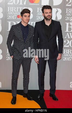 Londra, Regno Unito. Il 22 febbraio, 2017. Il Chainsmokers - Drew Taggart e Alex Pall. Tappeto rosso arrivi per il 2017 BRIT Awards presso l'Arena O2. Credito: Bettina Strenske/Alamy Live News Foto Stock