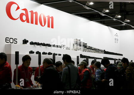 Yokohama, Giappone. Il 23 febbraio, 2017. I visitatori si radunano presso il CP Camera & Photo Imaging Show 2017 Il 23 febbraio 2017 a Yokohama, Giappone. CP è il più grande fotocamera e photo imaging trade show in Giappone con 1,116 Stand espositori e circa 70.000 visitatori previsti per i quattro giorni di mostra. Quest'anno la mostra si terrà presso il Pacifico Yokohama e BankART Studio NYK e corre fino a domenica 26 febbraio. Credito: Rodrigo Reyes Marin/AFLO/Alamy Live News Foto Stock