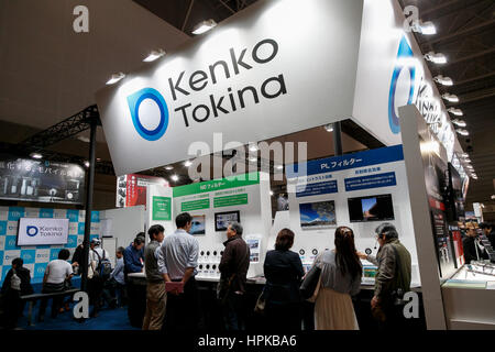 Yokohama, Giappone. Il 23 febbraio, 2017. I visitatori si radunano presso il CP Camera & Photo Imaging Show 2017 Il 23 febbraio 2017 a Yokohama, Giappone. CP è il più grande fotocamera e photo imaging trade show in Giappone con 1,116 Stand espositori e circa 70.000 visitatori previsti per i quattro giorni di mostra. Quest'anno la mostra si terrà presso il Pacifico Yokohama e BankART Studio NYK e corre fino a domenica 26 febbraio. Credito: Rodrigo Reyes Marin/AFLO/Alamy Live News Foto Stock