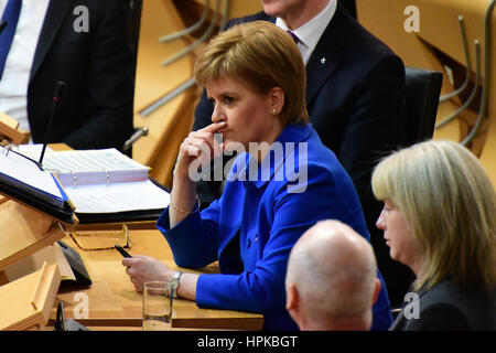 Edimburgo, Scozia, Regno Unito. Il 23 febbraio 2017. Nicola lo storione durante il primo ministro di domande al parlamento scozzese, Credito: Ken Jack/Alamy Live News Foto Stock