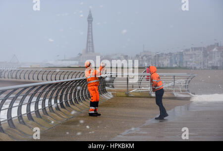 Blackpool, Regno Unito. Il 23 febbraio 2017. Due lavoratori prendere un selfie venti come raggiungere 90 mph a Blackpool, Lancashire durante la tempesta Doris. Credito: John Eveson/Alamy Live News Foto Stock