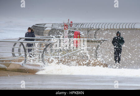 Blackpool, Regno Unito. Il 23 febbraio 2017. Schiuma di Mare mantecato fino a 90 mph venti a Blackpool, Lancashire durante la tempesta Doris. Credito: John Eveson/Alamy Live News Foto Stock