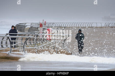 Blackpool, Regno Unito. Il 23 febbraio 2017. Schiuma di Mare mantecato fino a 90 mph venti a Blackpool, Lancashire durante la tempesta Doris. Credito: John Eveson/Alamy Live News Foto Stock