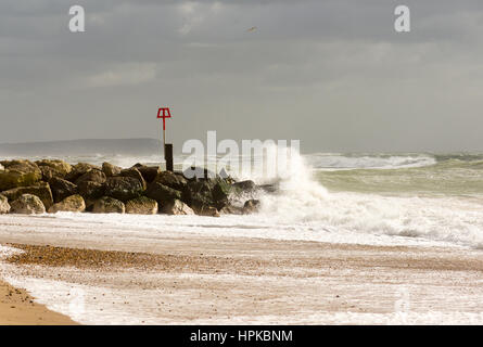 Tempo tempestoso a Storm Doris, Hengistbury Head Beach, Christchurch, Dorset, Regno Unito. 23rd Febbraio, 2017 Foto Stock