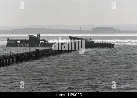 Il Southend Pier nell'estuario del Tamigi è stato chiuso dai venti di Storm Doris Foto Stock