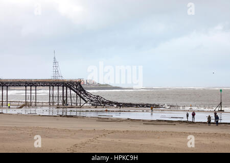 Colwyn Bay il Victoria Pier danneggiato come tempesta Doris strappato attraverso il Galles del Nord e crollò alla fine del molo Foto Stock