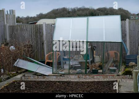 Sedgley, west midlands Uk, Giovedì 23 Febbraio 2017 : UK Meteo.danni ad una serra causati dalla tempesta Doris © Paul Rogerson / Alamy live news Foto Stock