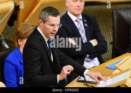 Edimburgo, Scozia, Regno Unito. Il 23 febbraio, 2017. Il segretario delle finanze Derek Mackay conduce la fase tre dibattito sul bilancio scozzese, Credito: Ken Jack/Alamy Live News Foto Stock