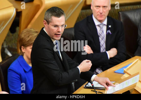 Edimburgo, Scozia, Regno Unito. Il 23 febbraio, 2017. Il segretario delle finanze Derek Mackay conduce la fase tre dibattito sul bilancio scozzese, Credito: Ken Jack/Alamy Live News Foto Stock