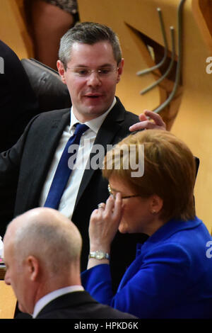 Edimburgo, Scozia, Regno Unito. Il 23 febbraio, 2017. Il segretario delle finanze Derek Mackay (superiore) e il Primo Ministro Nicola Storione durante la fase tre dibattito sul bilancio scozzese, Credito: Ken Jack/Alamy Live News Foto Stock