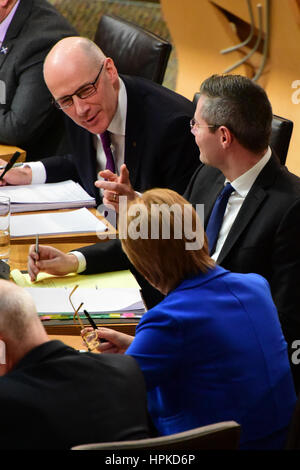 Edimburgo, Scozia, Regno Unito. Il 23 febbraio, 2017. Il vice primo ministro John Swinney (superiore), primo ministro Nicola storione, e finanza Segretario Derek Mackay (C), conferire durante la fase tre dibattito sul bilancio scozzese, Credito: Ken Jack/Alamy Live News Foto Stock