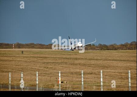 Stanstead Aeroporto di Londra, Regno Unito. Il 23 febbraio 2017. Volo Ryanair atterra all'Aeroporto di Stansted durante la tempesta Doris Credito: Knelstrom Ltd/Alamy Live News Foto Stock