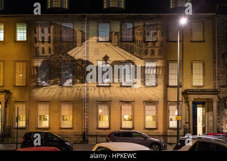 Edimburgo, Scozia, Regno Unito. Il 23 febbraio 2017. Per celebrare il 250° anniversario di Edinburgh New Town a lumiere esperienza sarà sul display ogni sera. Inizio al centro di St Andrew Square, proiezioni sul Monumento di Melville racconterà la storia della nuova città ha origini e ti porterà in un viaggio attraverso piani dettagliati di nelle strade della città, evidenziando edifici chiave in Edinburgo ombre georgiano trail. Credito: ricca di Dyson/Alamy Live News Foto Stock