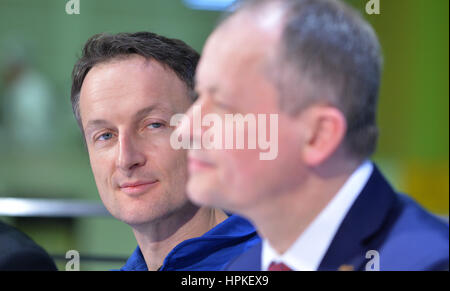 Bremen, Germania. Xvi Feb, 2017. David Parker (R), ESA Director per voli spaziali con equipaggio e l'esplorazione robotica, parla accanto all'astronauta dell'ESA Matthias Maurer prima della firma del contratto tra l'ESA e l'Airbus per la costruzione del secondo European service module per la capsula Orion a Bremen, Germania, 16 febbraio 2017. Foto: Carmen Jaspersen/dpa/Alamy Live News Foto Stock