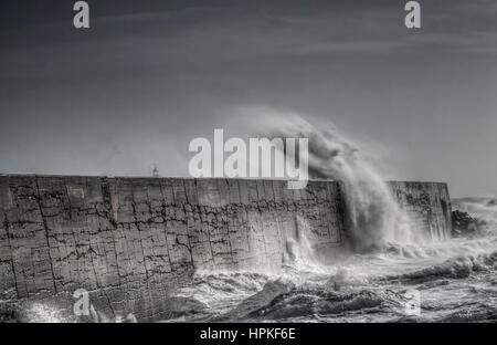 Newhaven, East Sussex, Regno Unito. 23rd febbraio 2017. I venti esterni di Storm Doris creano scene spettacolari sulla costa meridionale dell'Inghilterra. Foto Stock