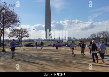 Washington, DC, Stati Uniti d'America. Il 23 febbraio, 2017. I visitatori locali e vicino al Monumento di Washington godere il caldo unseasonably 74 gradi (F) inverno meteo. Credito: Bob Korn/Alamy Live News Foto Stock