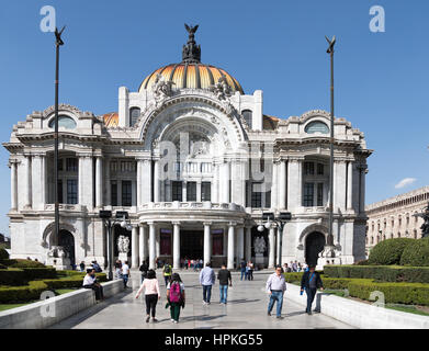 Città del Messico. Il 23 febbraio, 2017. Palacia de Bellas Artes è il centro culturale della città del Messico e ospiterà una performance italiano della tragedia lirica Lucia di Lammermoor iby Gaetano Donizetti. Credito: WansfordPhoto/Alamy Live News Foto Stock