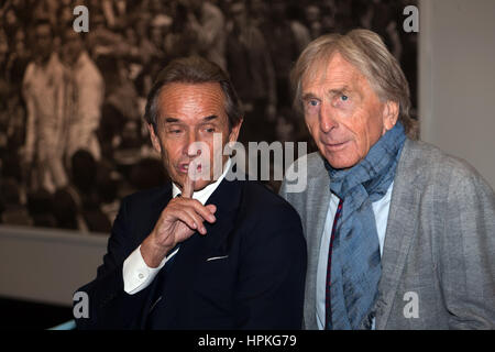 Phto chiama con Jacky Ickx e Derek Bell, alla Ickx Icon Collection al London Classic Car Show 2017. Foto Stock