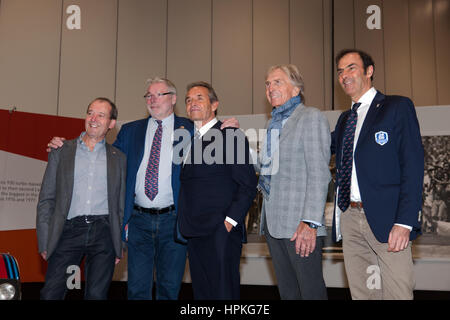 Phto chiama con Jacky Ickx e Derek Bell, Emanuele Pirro, Jurgen Barth e Jackie Oliver, alla Ickx Icon Collection, durante il London Classic Car Show 2017. Foto Stock