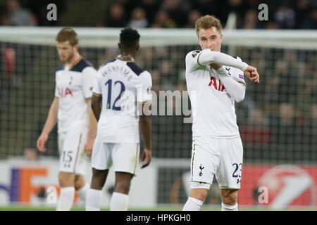 Londra, Regno Unito. Il 23 febbraio, 2017. Tottenham Christian Eriksen guarda sconsolato durante la UEFA Europa League round di 32 corrispondono a seconda gamba contro Gent a Londra, in Gran Bretagna il Feb 23, 2017. Gent ha vinto su aggregare 3-2. Credito: Tim Irlanda/Xinhua/Alamy Live News Foto Stock