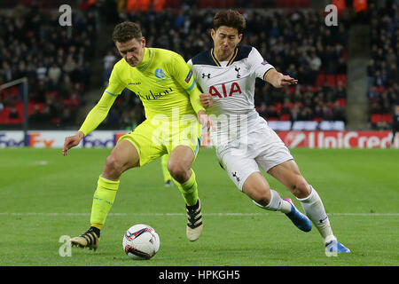 Londra, Regno Unito. Il 23 febbraio, 2017. Tottenham il figlio Heung-Min (R) compete per la sfera con Gent Thomas Foket durante la UEFA Europa League round di 32 corrispondono a seconda gamba a Londra, in Gran Bretagna il Feb 23, 2017. Gent ha vinto su aggregare 3-2. Credito: Tim Irlanda/Xinhua/Alamy Live News Foto Stock