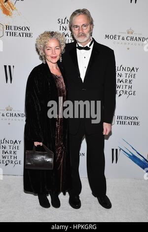 New York, NY, STATI UNITI D'AMERICA. Il 23 febbraio, 2017. Amy Irving, Kenneth Bowser di presenze per la domenica nel parco con George Revival apertura notturna su Broadway, Hudson Theatre di New York, NY, 23 febbraio 2017. Credito: Steven Ferdman/Everett raccolta/Alamy Live News Foto Stock