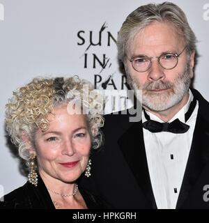 New York, NY, STATI UNITI D'AMERICA. Il 23 febbraio, 2017. Amy Irving, Kenneth Bowser di presenze per la domenica nel parco con George Revival apertura notturna su Broadway, Hudson Theatre di New York, NY, 23 febbraio 2017. Credito: Steven Ferdman/Everett raccolta/Alamy Live News Foto Stock