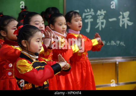 Cina. Il 23 febbraio, 2017. Gli alunni che indossa pancia finta esperienza  di vita quotidiana delle donne in stato di gravidanza in Oriente Cina£â€  che li fa sentire grati per le loro