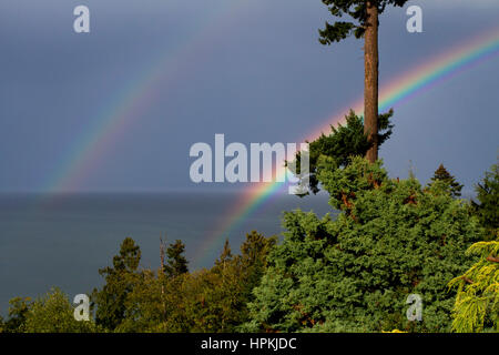 Doppio arcobaleno oltre lo stretto di Georgia da nord di Nanaimo, BC, Canada Foto Stock