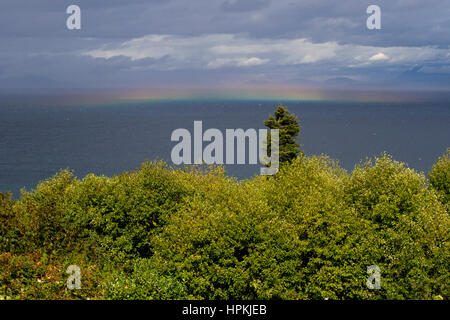 Rainbow orizzontale oltre lo stretto di Georgia da nord di Nanaimo, BC, Canada Foto Stock