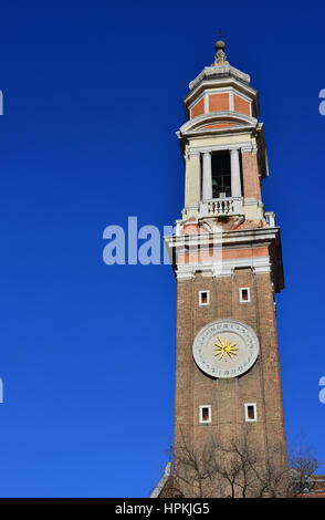 Santi Apostoli torre campanaria con il vecchio orologio a Venezia Foto Stock