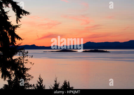 Tramonto attraverso lo Stretto di Georgia verso le isole Winchelsea da Nanaimo, Isola di Vancouver, BC, Canada Foto Stock