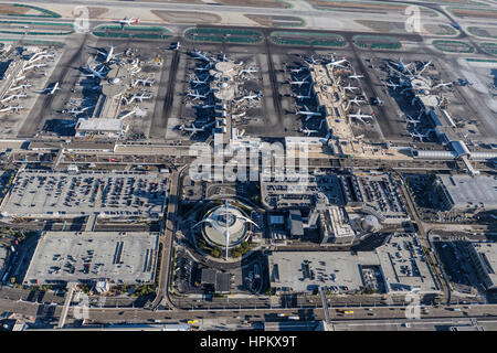 Los Angeles, California, Stati Uniti d'America - Agosto 16, 2016: vista aerea di terminali e parcheggi a LAX. Foto Stock