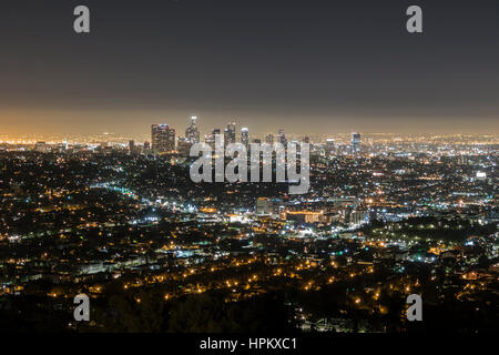 Los Angeles, California, Stati Uniti d'America - 30 Settembre 2014: Predawn bagliore del centro cittadino di Los Angeles visto da Griffith Park nelle Colline di Hollywood. Foto Stock
