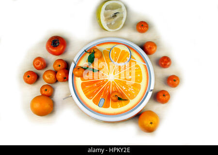 Il robot automatizzati aspirapolvere stilizzata frutta arancione su uno sfondo su un bianco Foto Stock