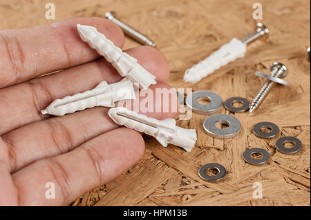 Closeup mucchio di plastica a cavallo di grano in mano Foto Stock