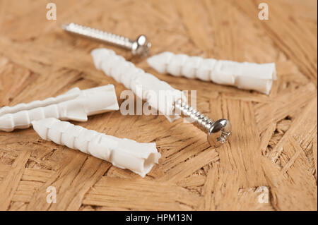 Primo piano il mucchio della vite in plastica e a cavallo di grano Foto Stock