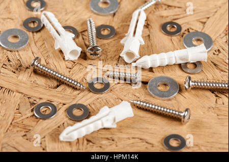 Closeup mucchio di vite, vite tampone rondella in plastica e a cavallo di grano Foto Stock