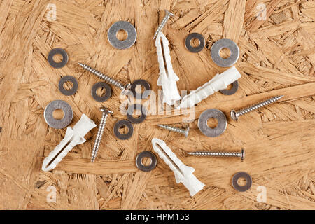 Closeup mucchio di vite, vite tampone rondella in plastica e a cavallo di grano Foto Stock