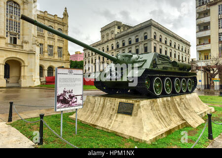 Serbatoio sovietico di fronte il Museo della Rivoluzione a l'Avana. Il palazzo è stato sede del governo cubano per 40 anni. Foto Stock