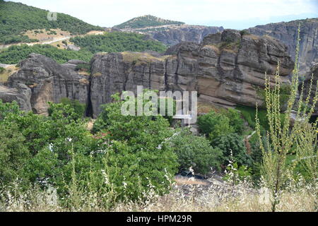 Meteora è la formazione di immenso pilastri monolitici e colline-come enormi massi arrotondati che dominano la zona locale. unico ed enormi colonne di roccia Foto Stock