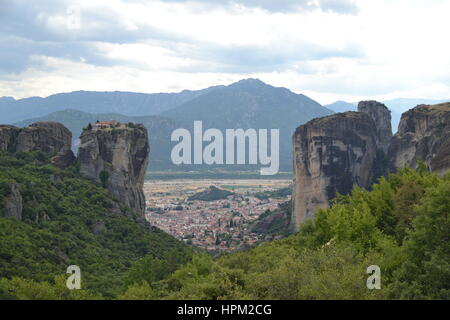 Meteora è la formazione di immenso pilastri monolitici e colline-come enormi massi arrotondati che dominano la zona locale. unico ed enormi colonne di roccia Foto Stock