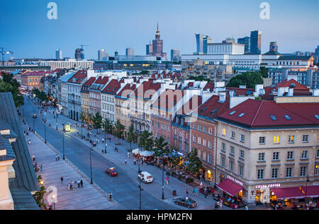 Krakowskie Przedmiescie street e sullo skyline, Varsavia, Polonia Foto Stock